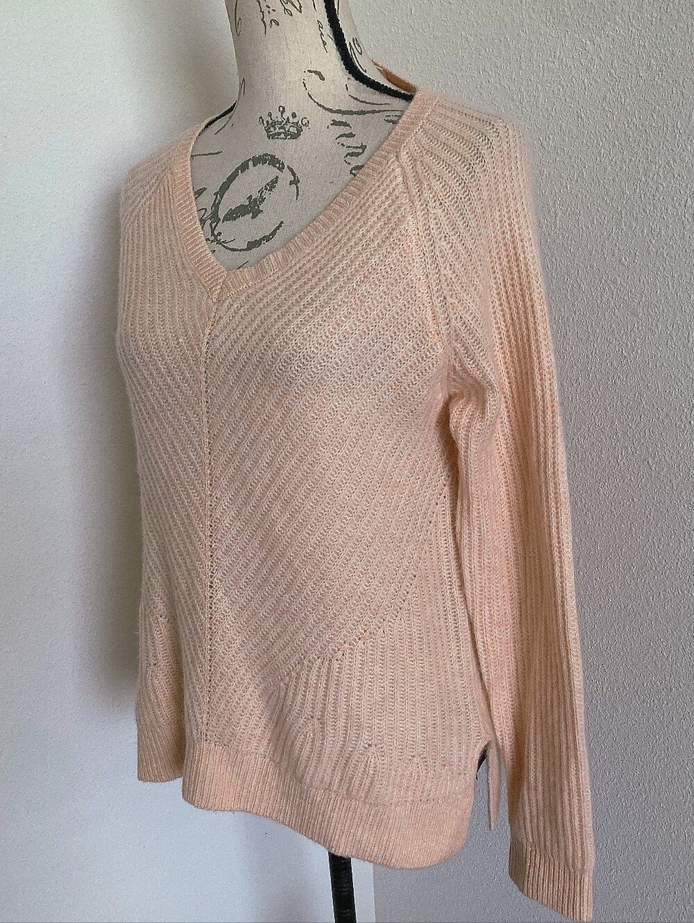 Moth Anthropologie 100% Cashmere V Neck knit Sweater S Pink Ribbed quiet luxury - Picture 10 of 17